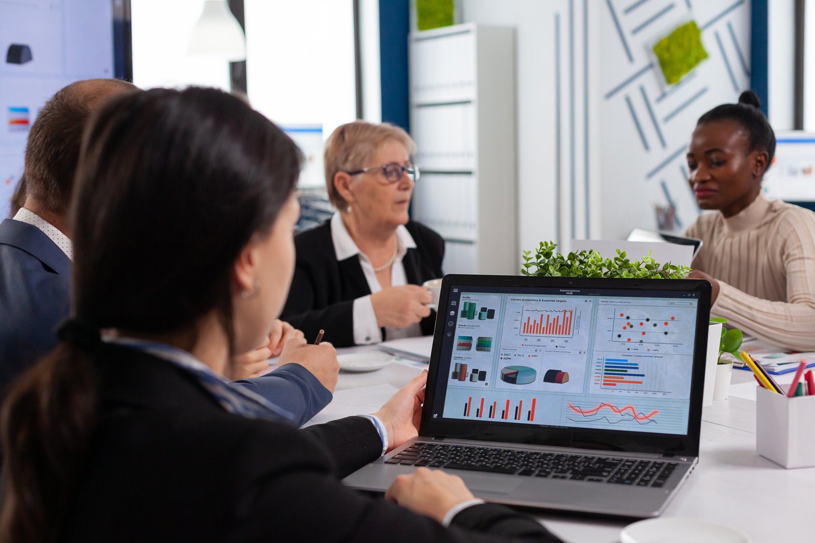 Read more about the article HOW BUSINESSES USE ANALYTICS IN DIGITAL MARKETING